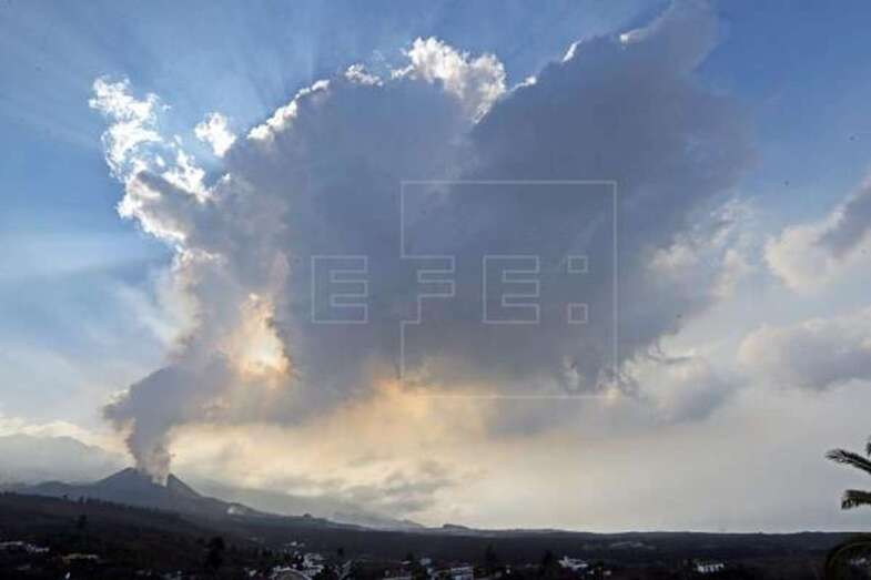 En la imagen, el volcán y la nube de gases este jueves / EFE Elvira Urquijo A.